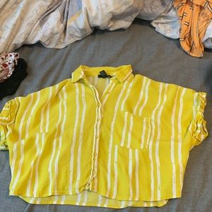 🌸5/$15🌸 Forever 21 cropped yellow button up